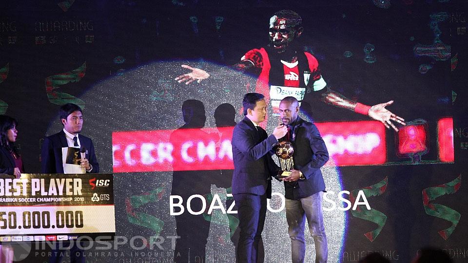Penyerahan penghargaan Pemain Terbaik TSC 2016 kepada penyerang Persipura Jayapura Boaz Solossa.